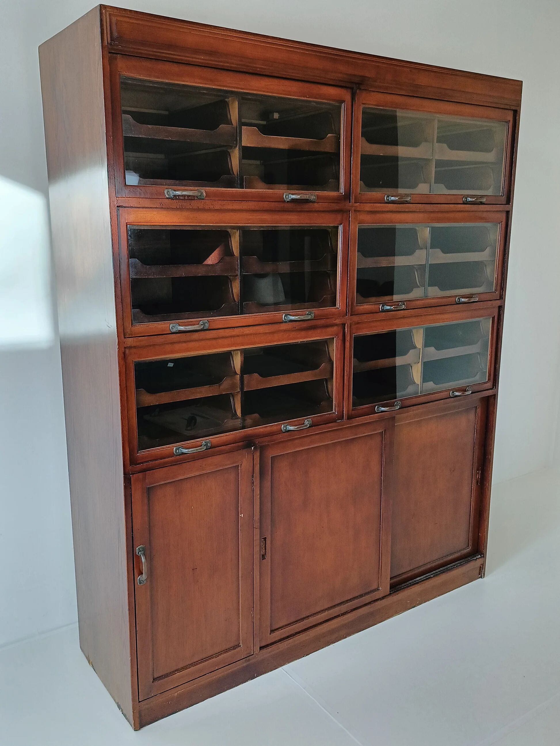 English display mahogany cabinet around 1910