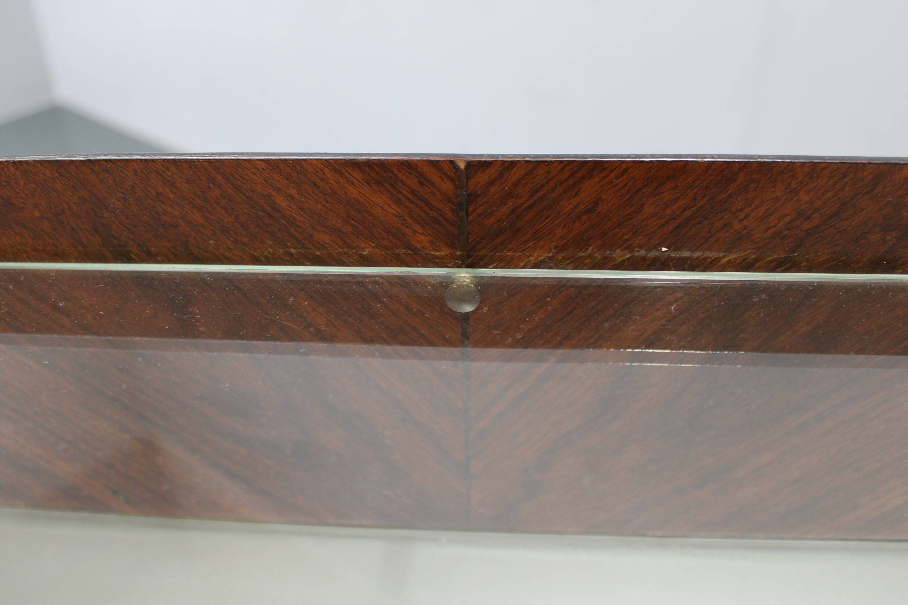 Buffet italien organique des années 1950 avec plateau en verre et 4 tiroirs