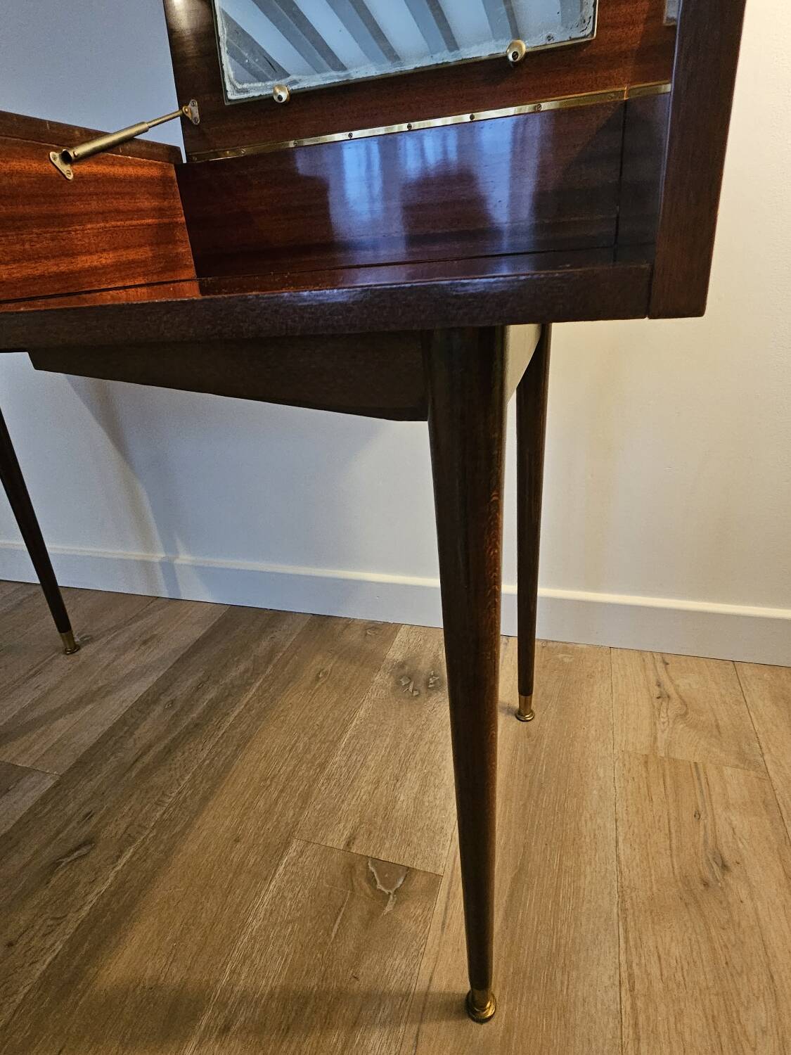 Coiffeuse en formica avec miroir
