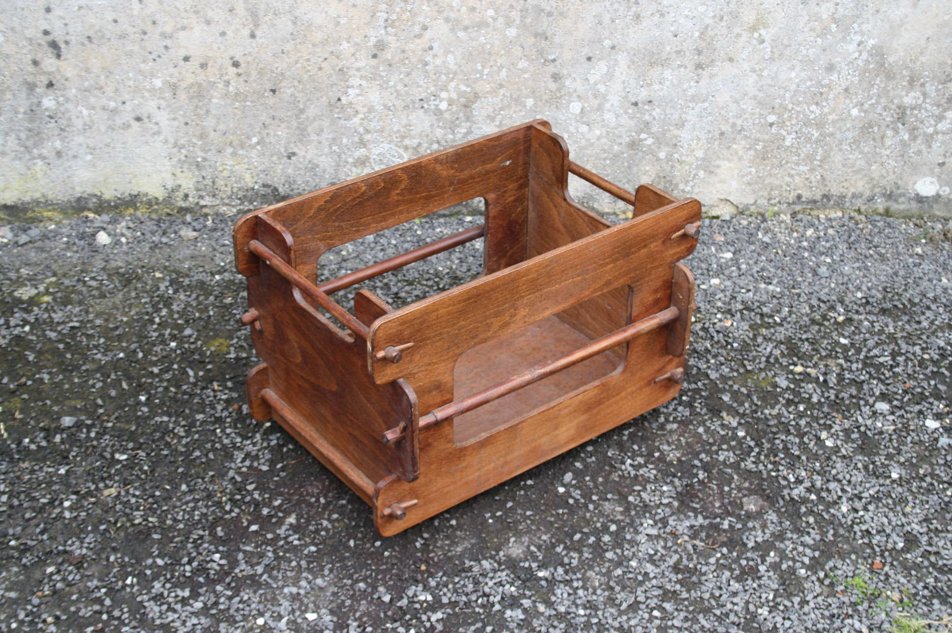 Caisse de rangement en bois sur roulettes