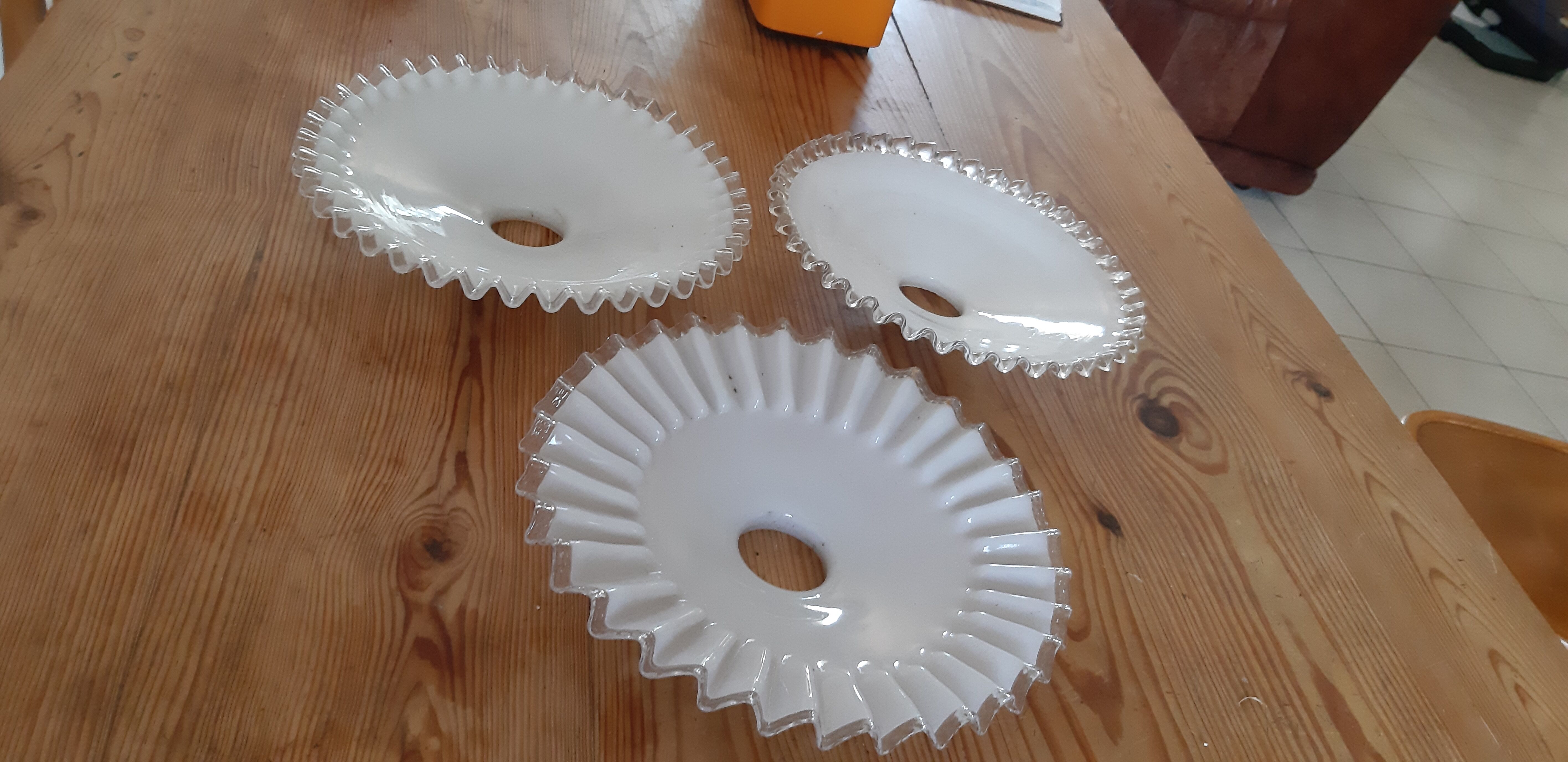 3 suspensions en opaline blanche 1900