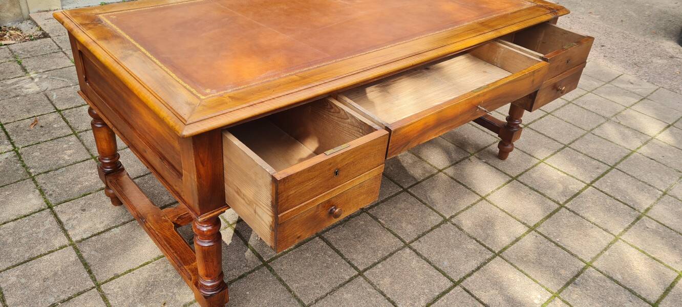 large Louis Philippe desk in walnut from the 19th century