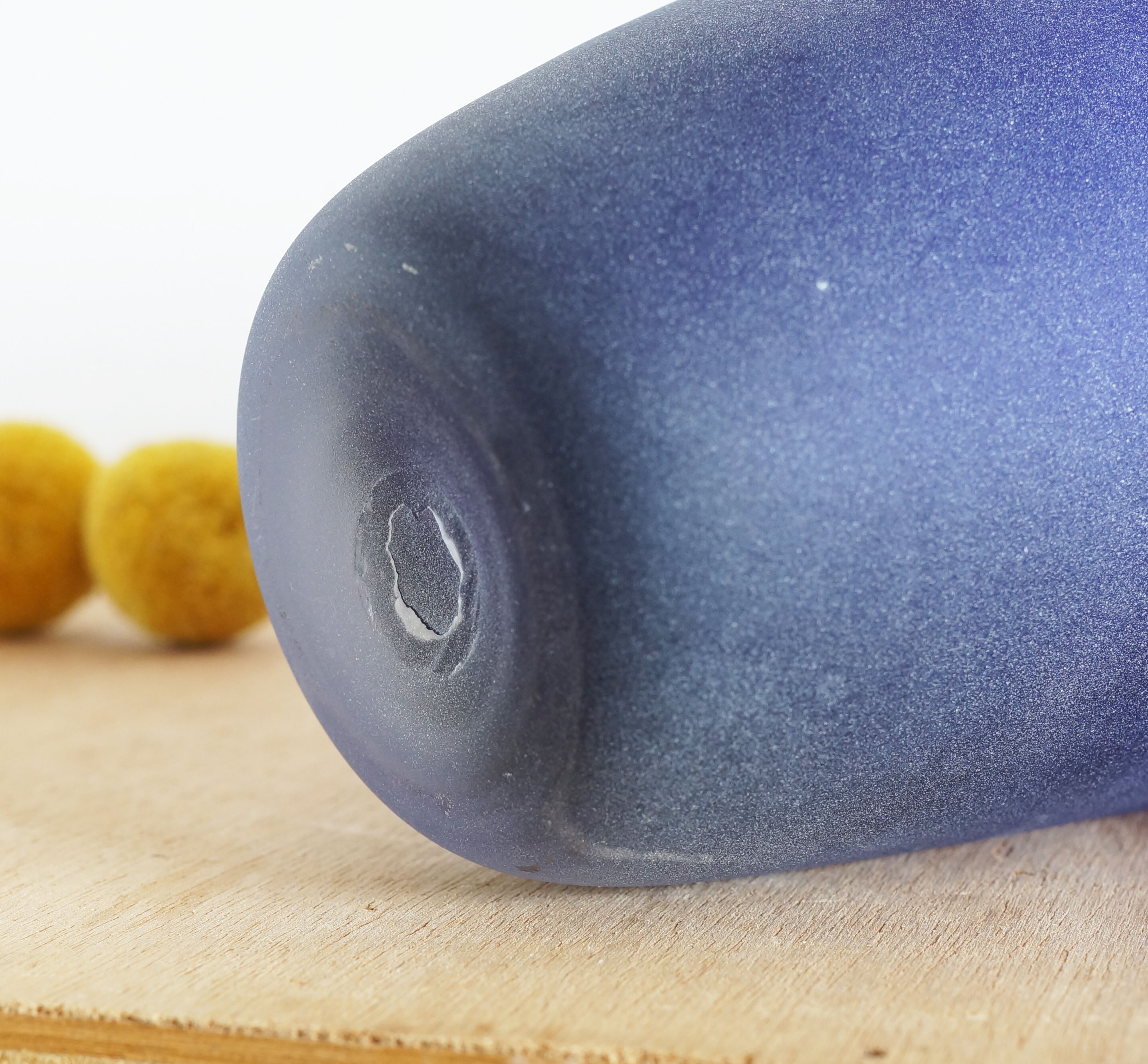 Vase in dark blue glass paste