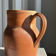 Grande carafe en grès orange Grès Bonneval Made in France au dessous H18