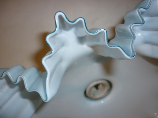 Suspension opaline drapée des années 30 bleue et blanche