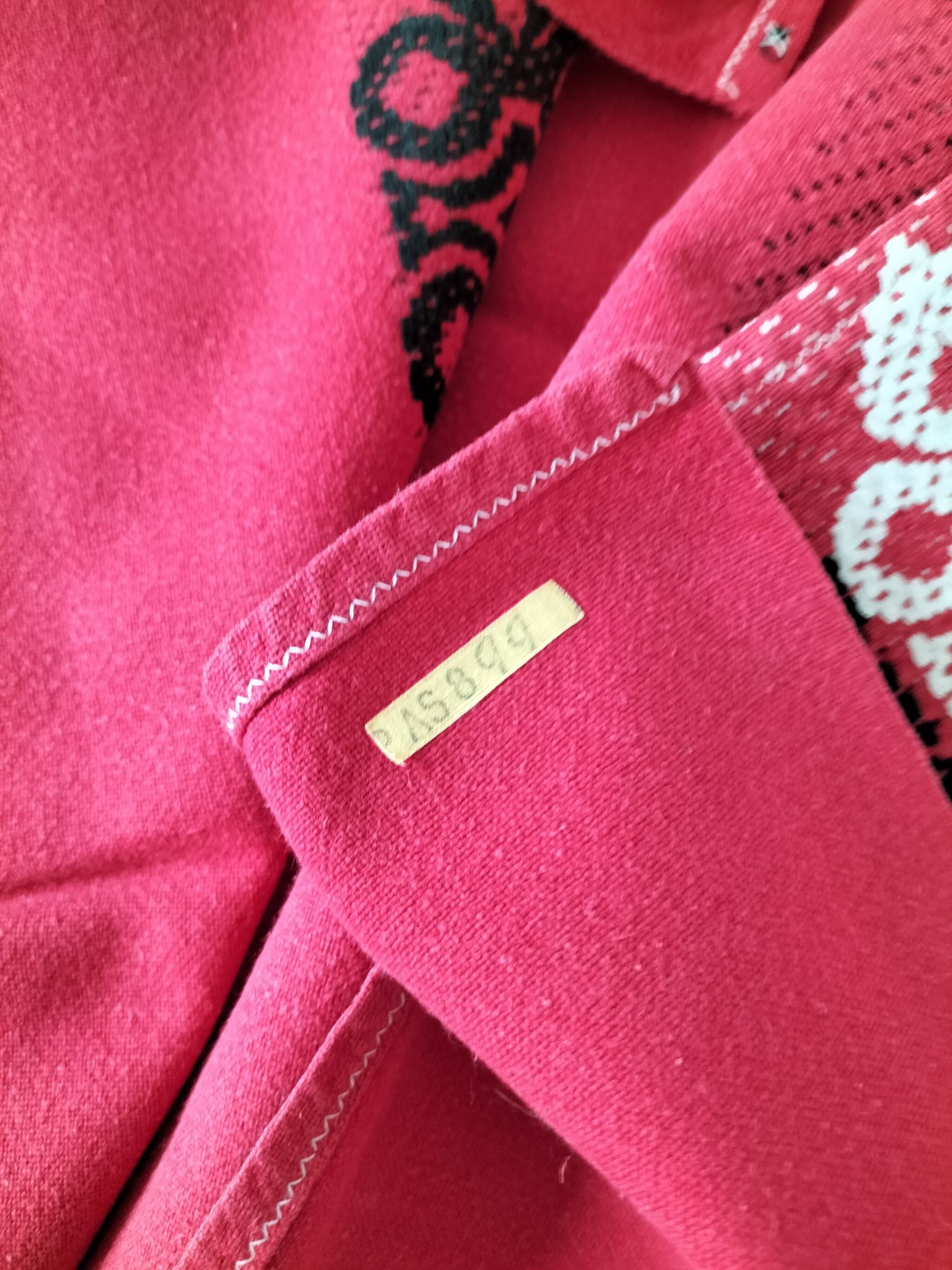 Vintage graphic red tablecloth and 8 matching napkins.