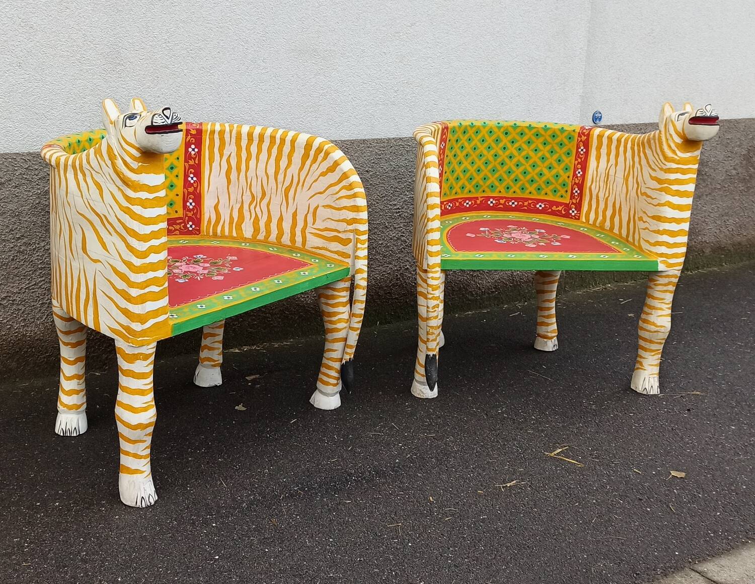 Paire de fauteuils en bois apparence "tigre"