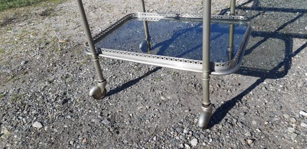 Desserte roulante métal argenté et verre bleuté