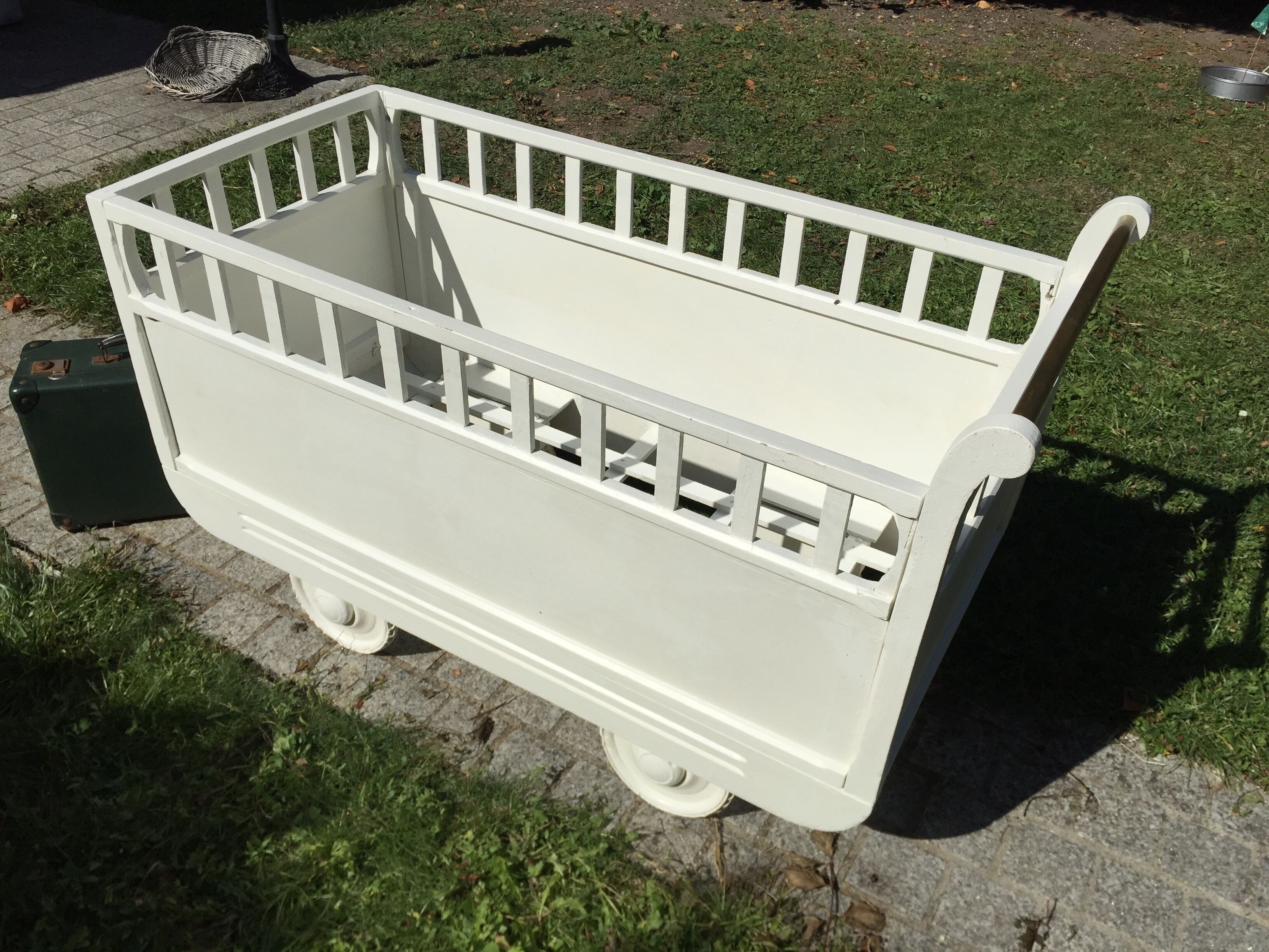 Old baby bed camper 1950 vintage