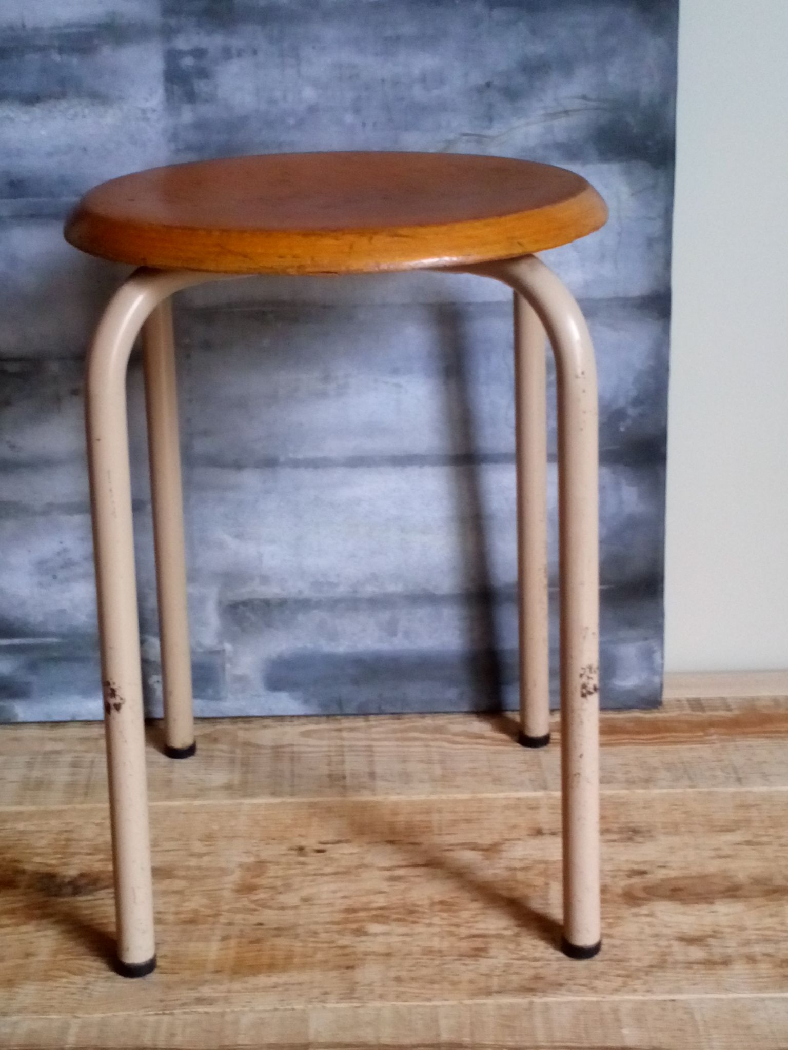 Workshop stool feet in metal tubes