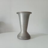 Vase ancien de cimetière en aluminium
