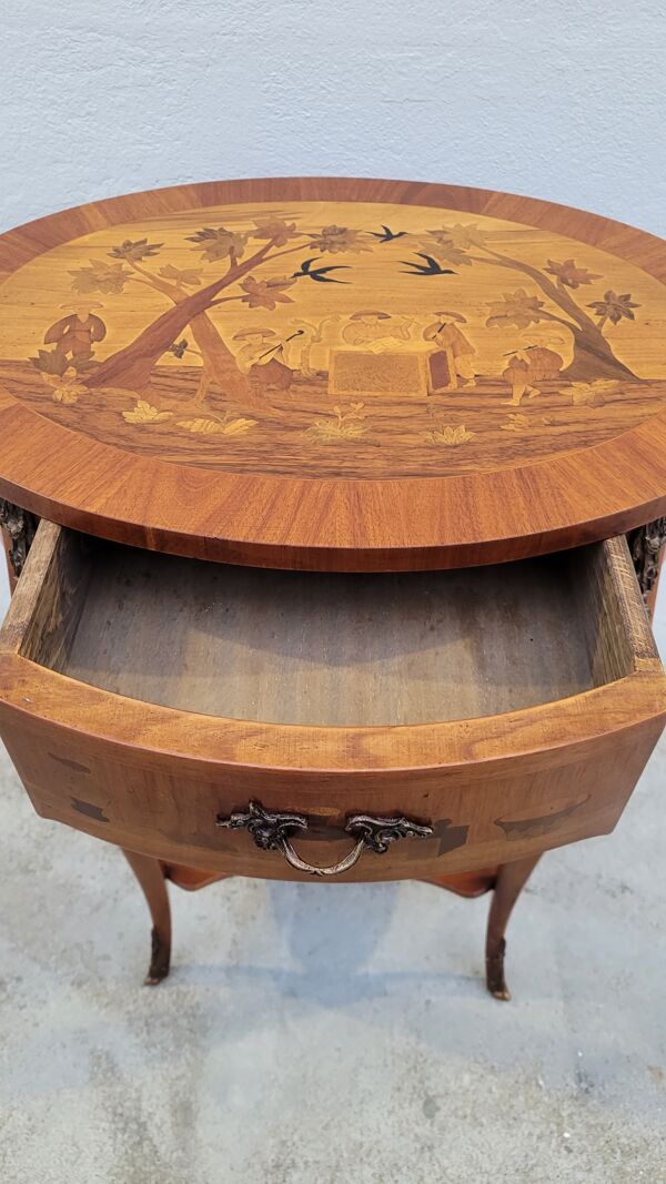 Guéridon en marqueterie de style Louis xv scène chinoise