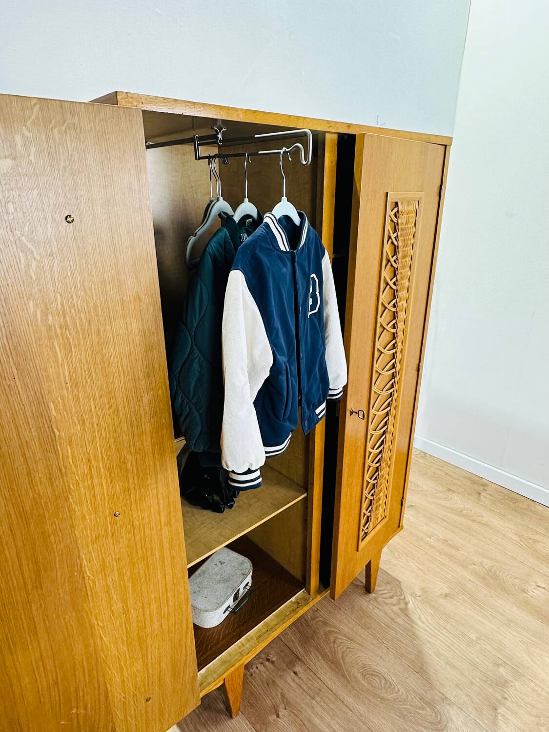 Armoire vintage