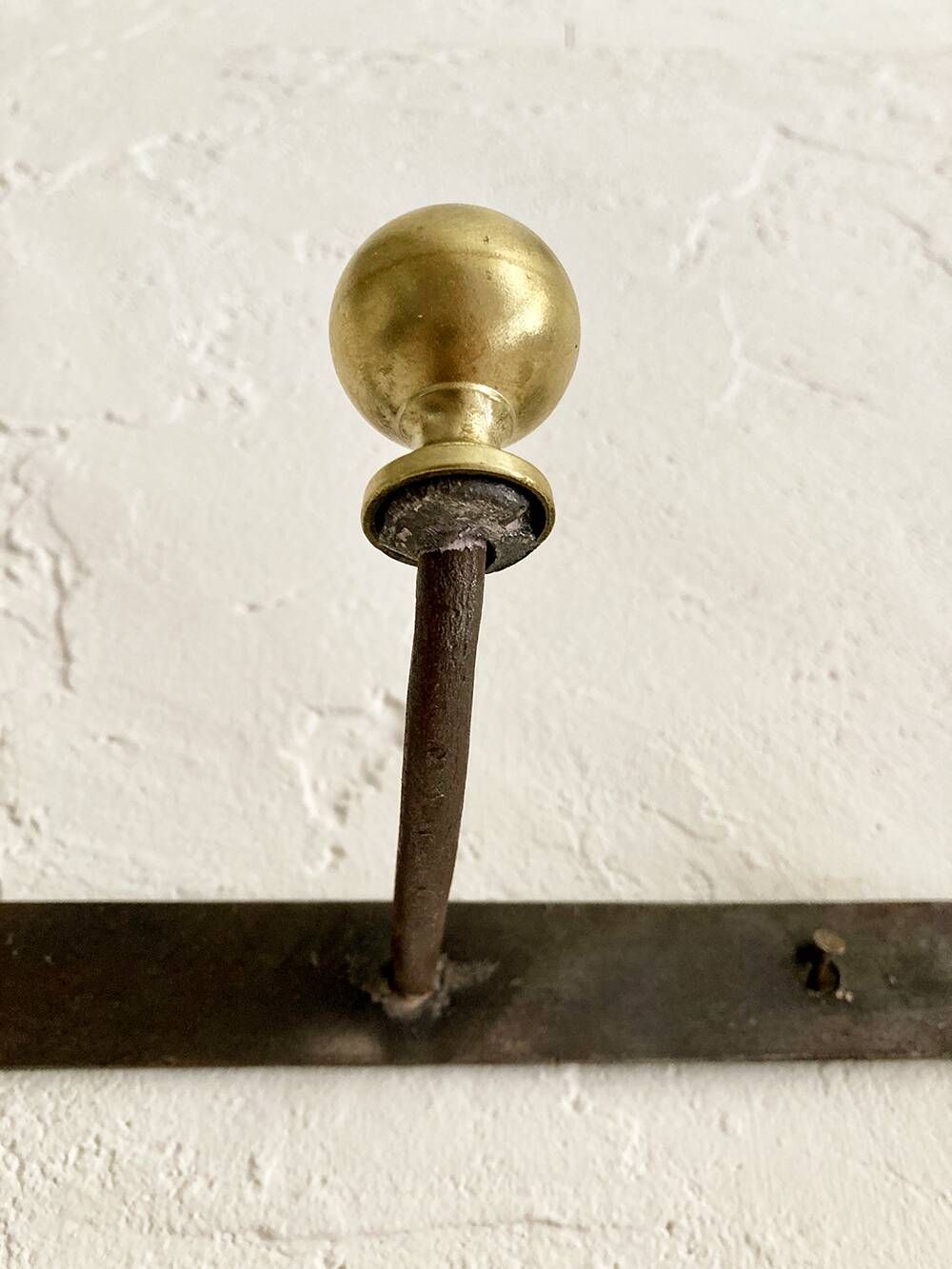 Wall-mounted coat rack with 4 hooks in metal and brass
