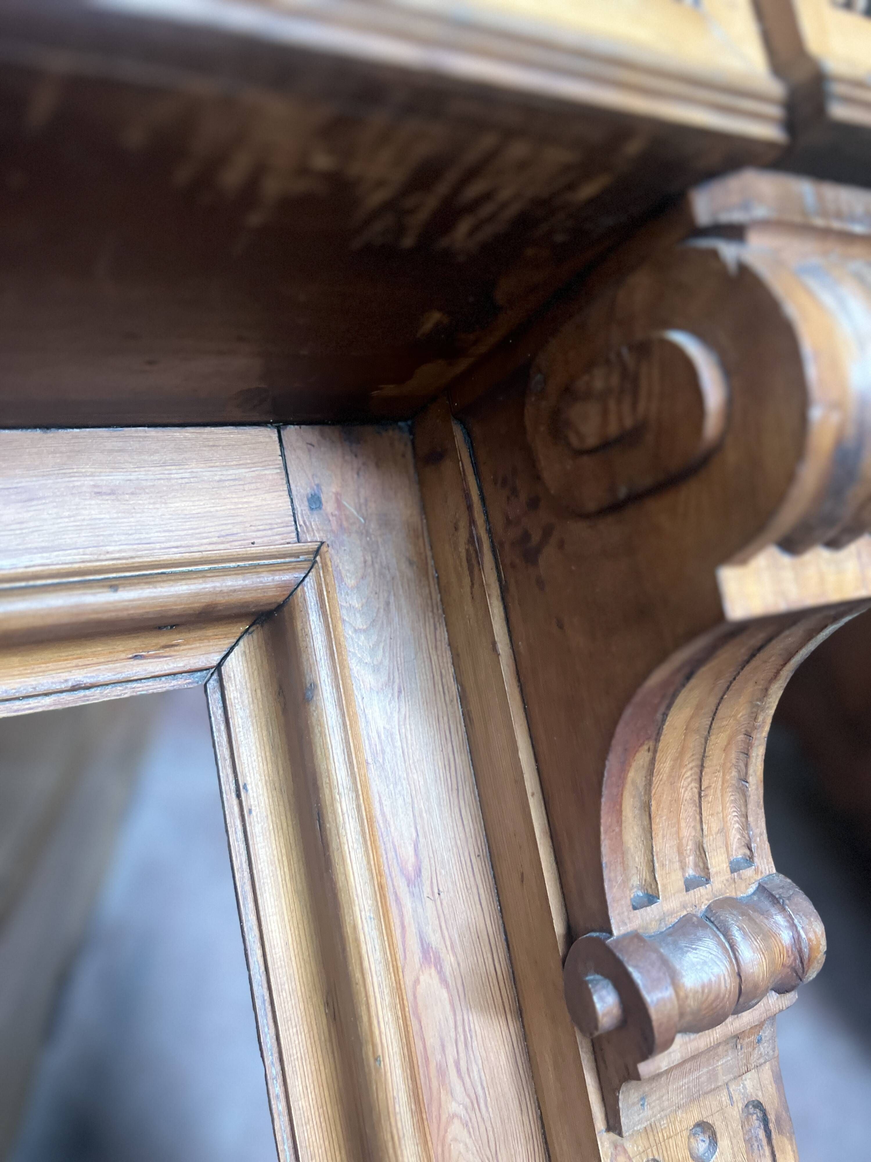 Louis XVI style fireplace in solid fir, 19th century.