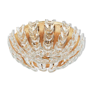 Delicate chandelier in gilded brass and crystal glass in the shape of flowers by Palwa, Germany, 1970s.