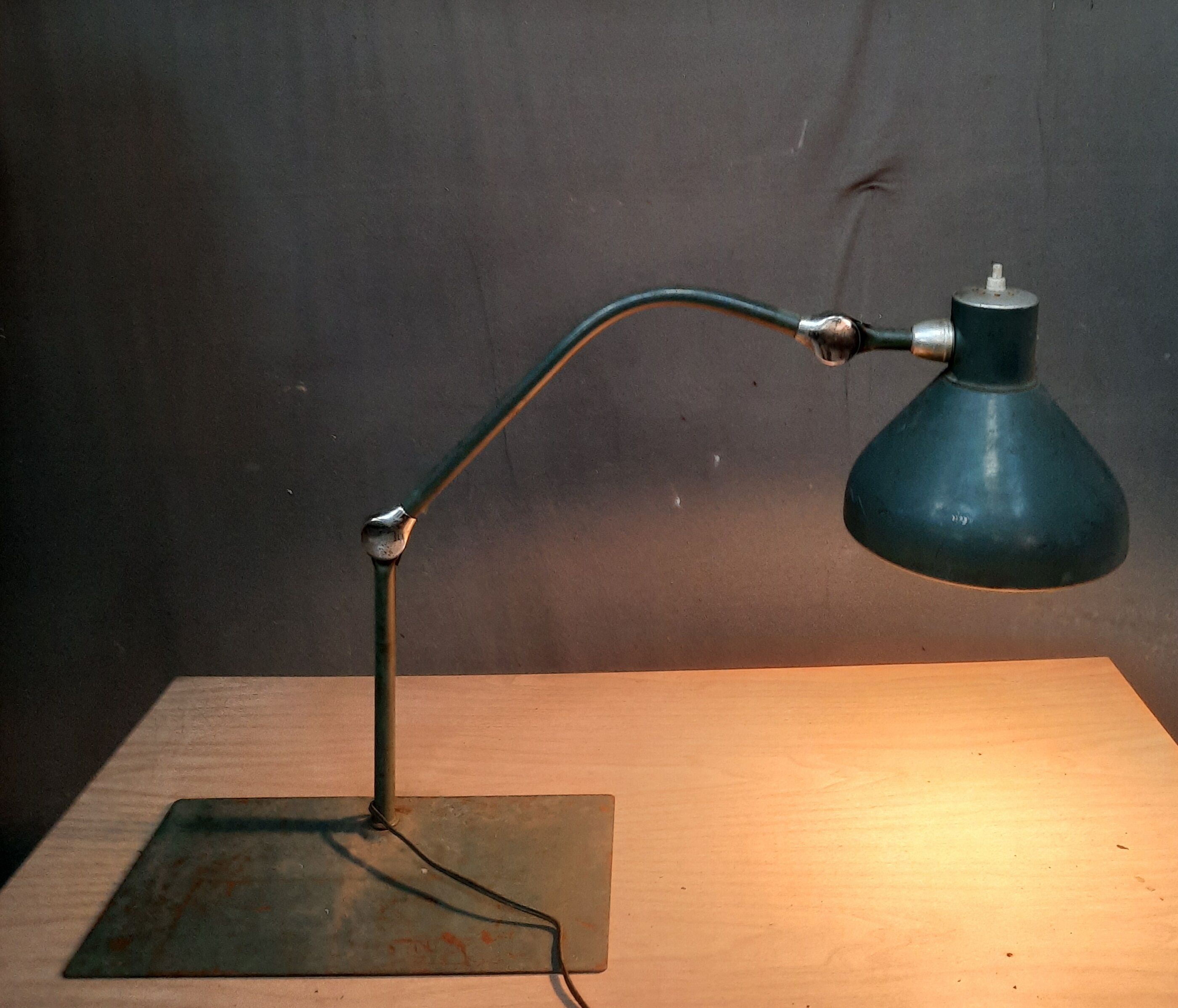 Articulated metal industrial lamp