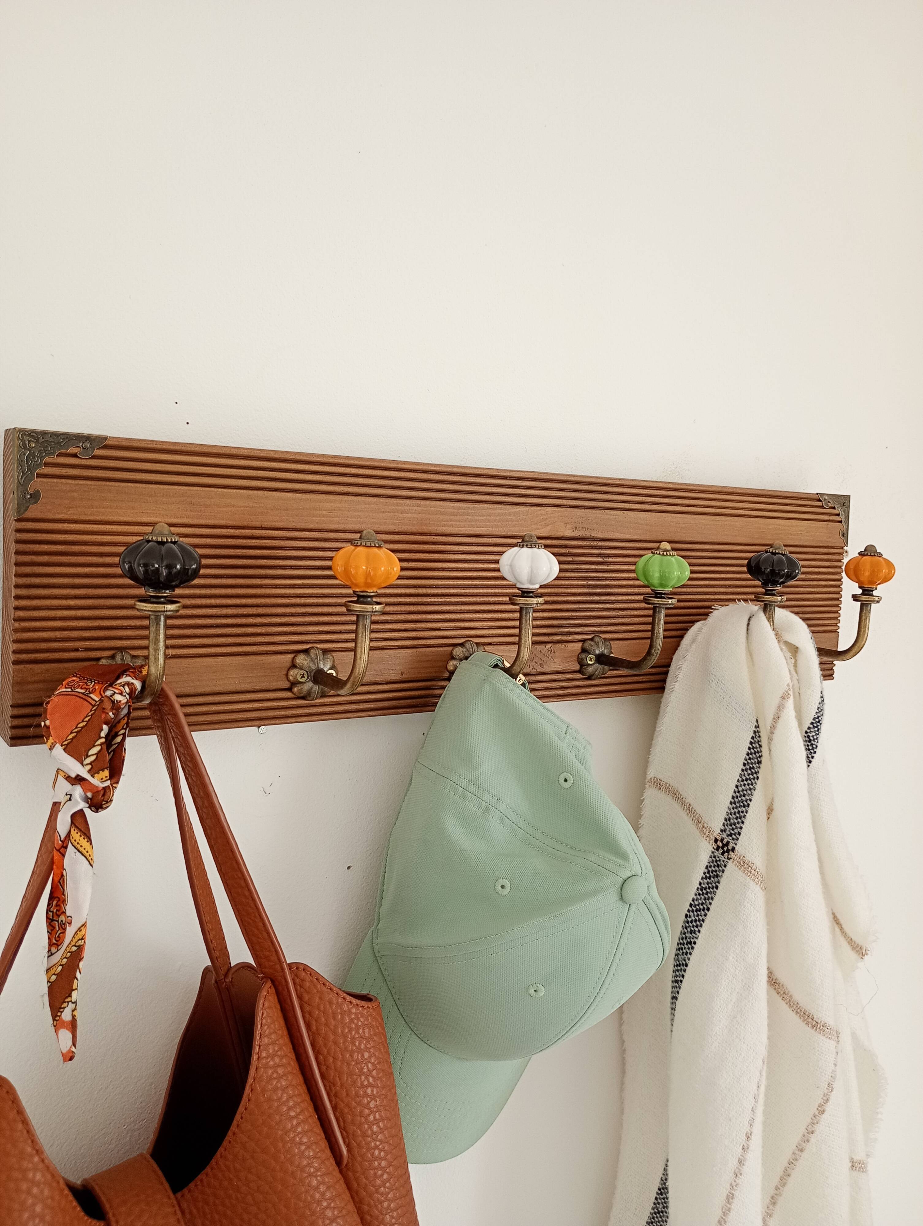 Vintage wall coat rack 60 cm – 6 metal hooks and ceramic knobs
