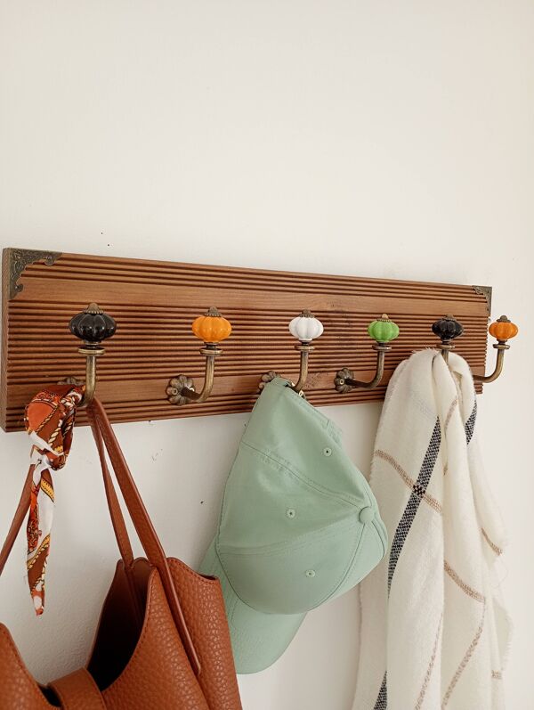 Porte-manteau mural vintage 60 cm – 6 patères en métal et boutons céramique
