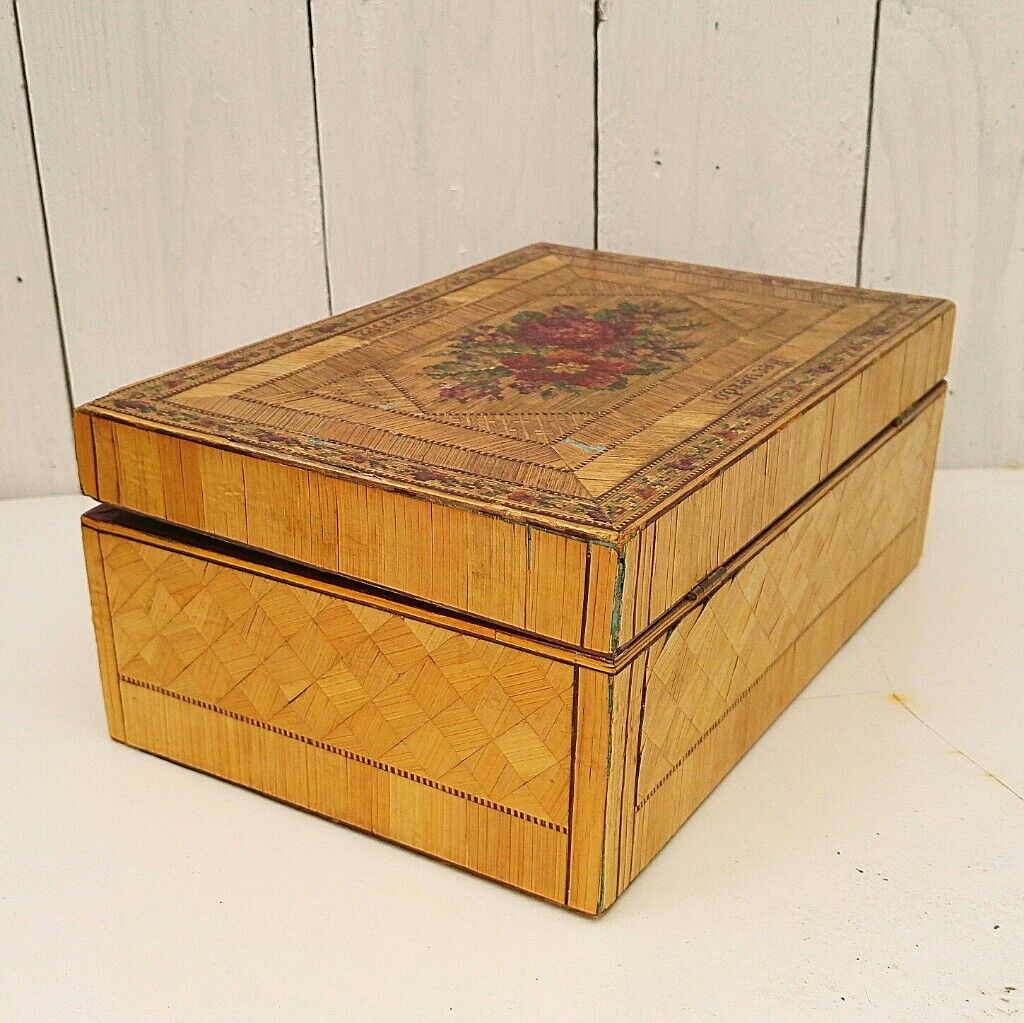 Straw marquetry box souvenir of vintage Biarritz