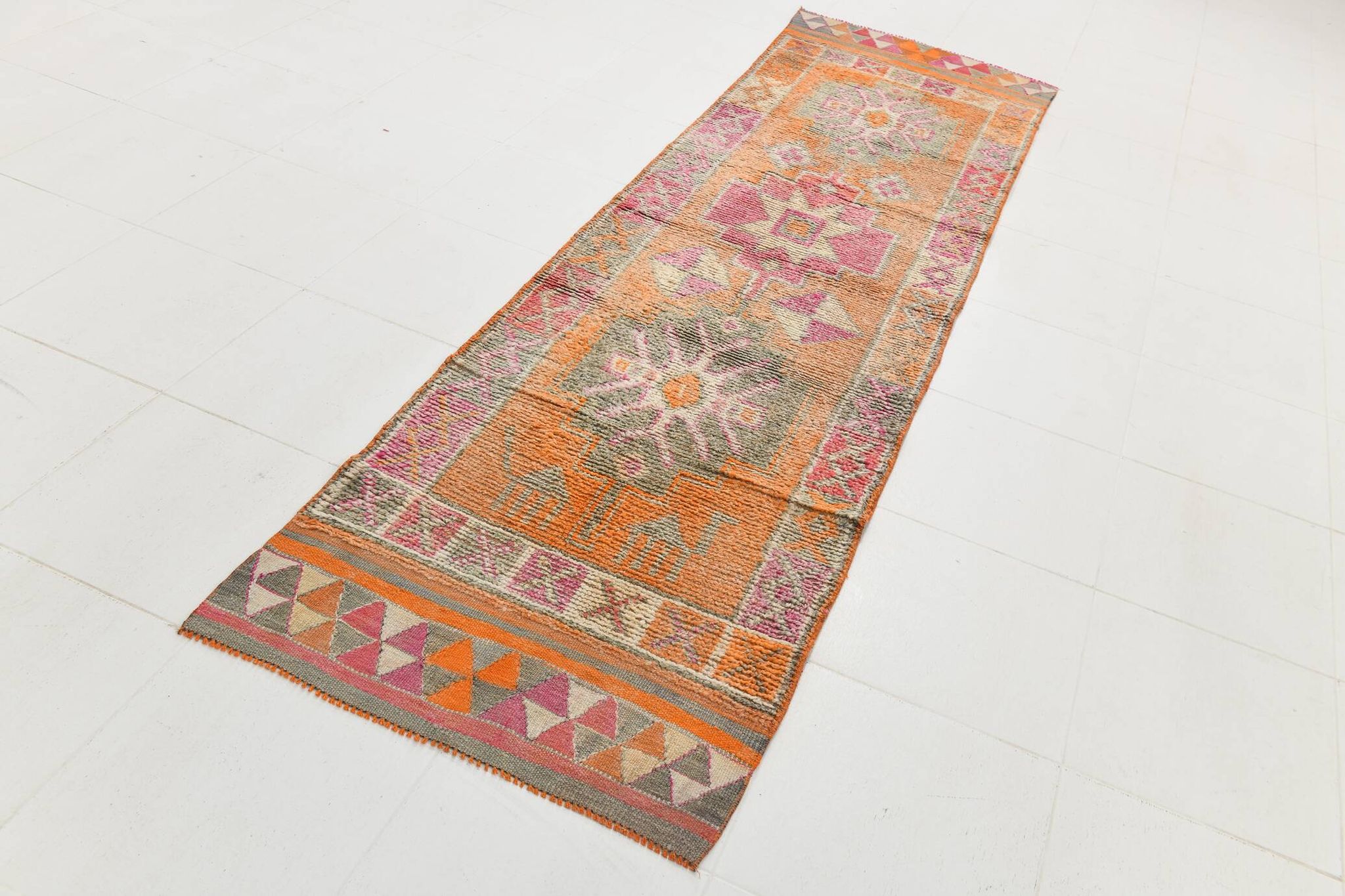Tapis runner bohème aux motifs naïfs, palette douce et vibrante, 86x309Cm