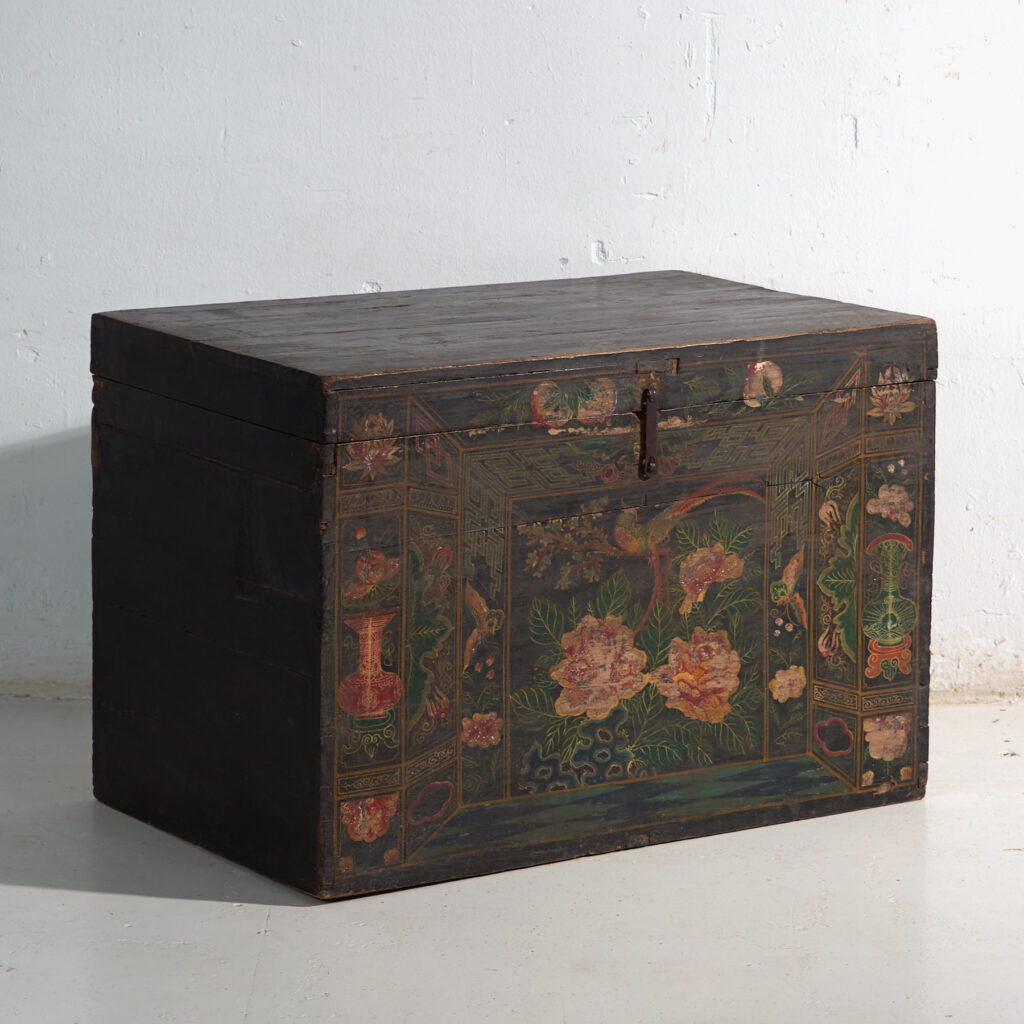 Antique chest painted in pine wood – China, around 1900