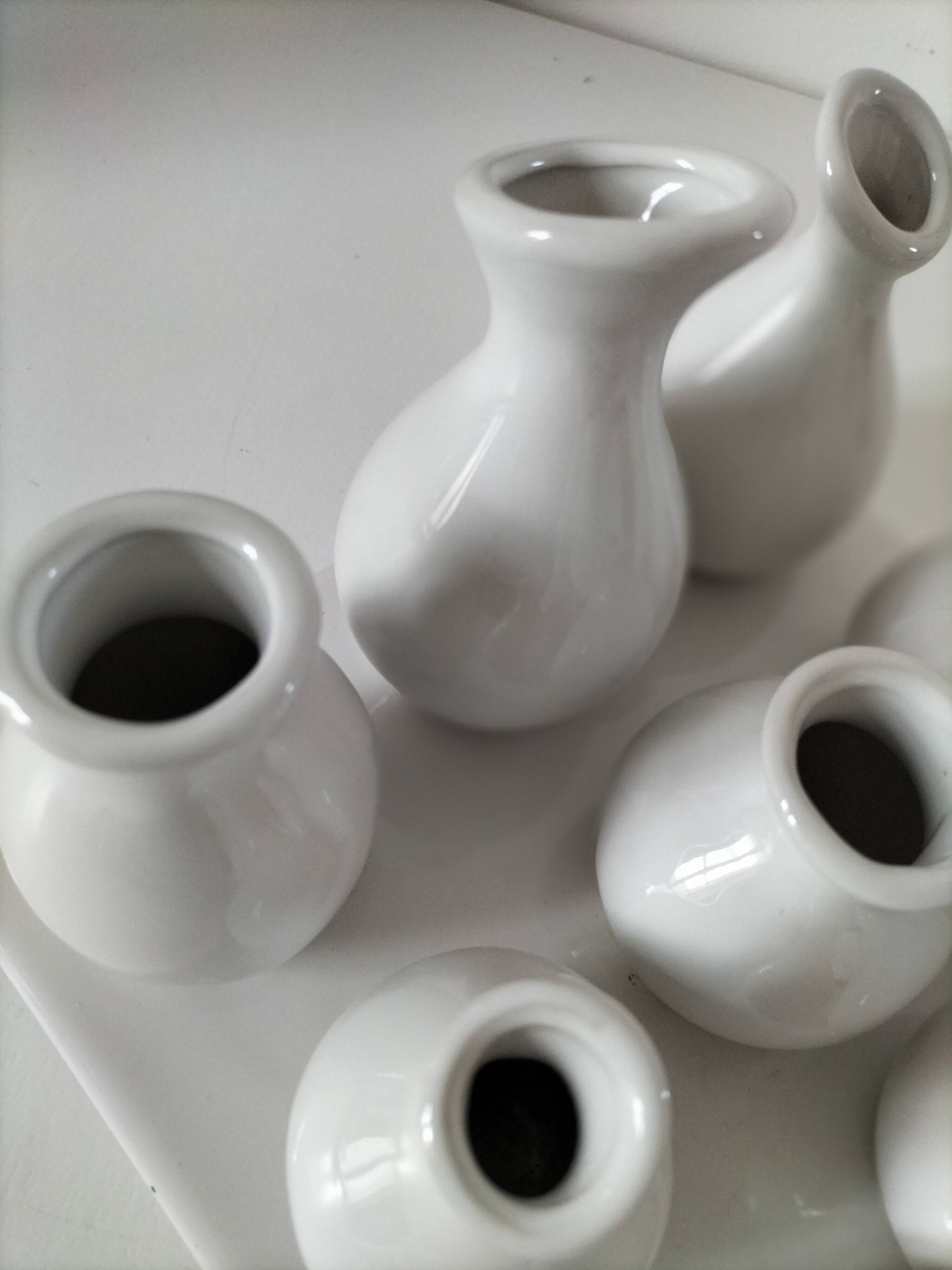 Multiple vintage white soliflore – centrepiece with 9 ceramic vases