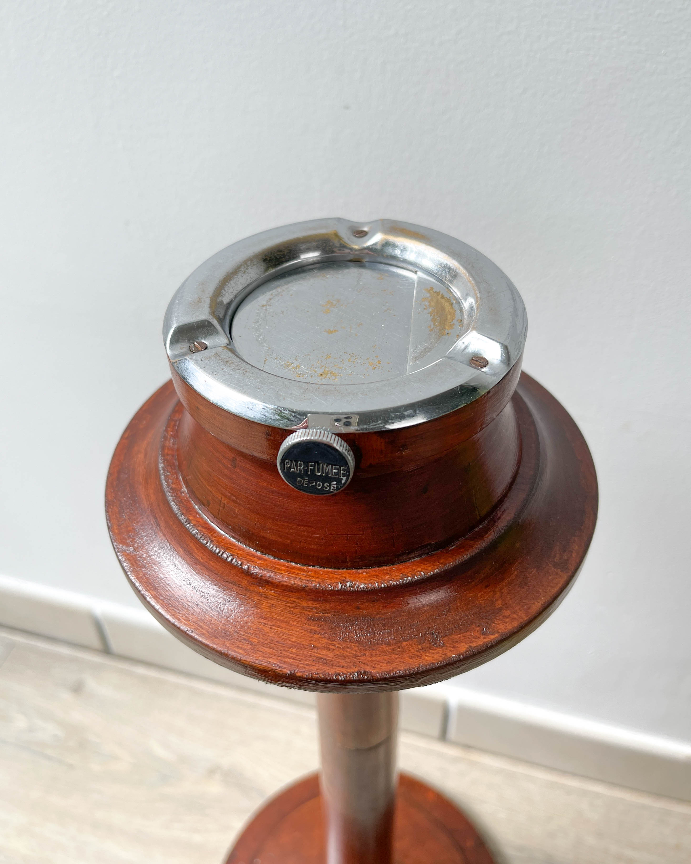 Wooden ashtray on foot 1960s par-fumee