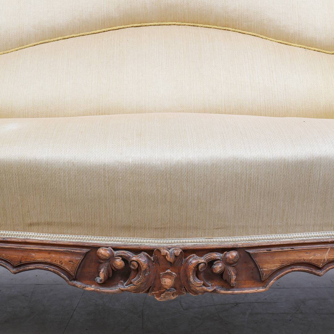 Sofa néo-rococo — Style 19e/20e siècle — Silhouette élégante de salon avec C