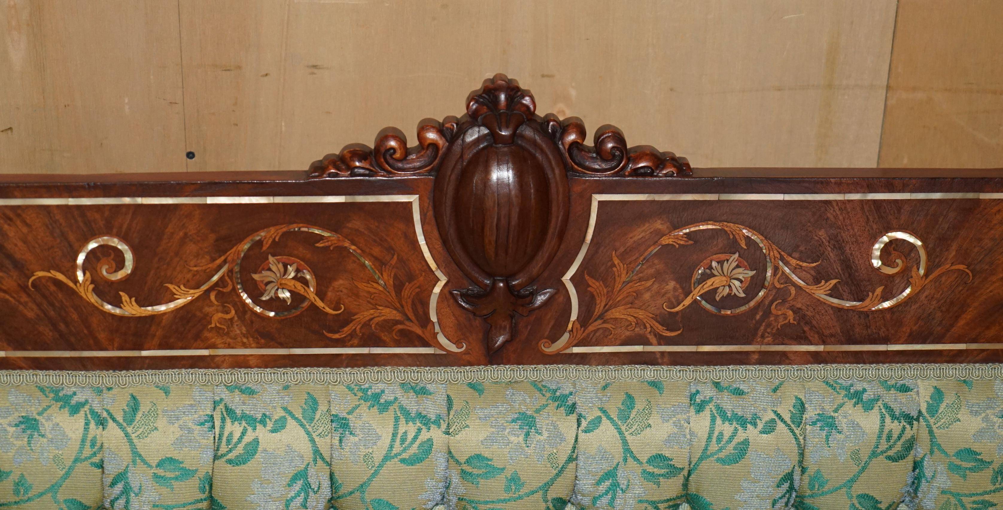 Canapé Chesterfield Ancien Sculpté en Noyer avec Incrustation de Nacre