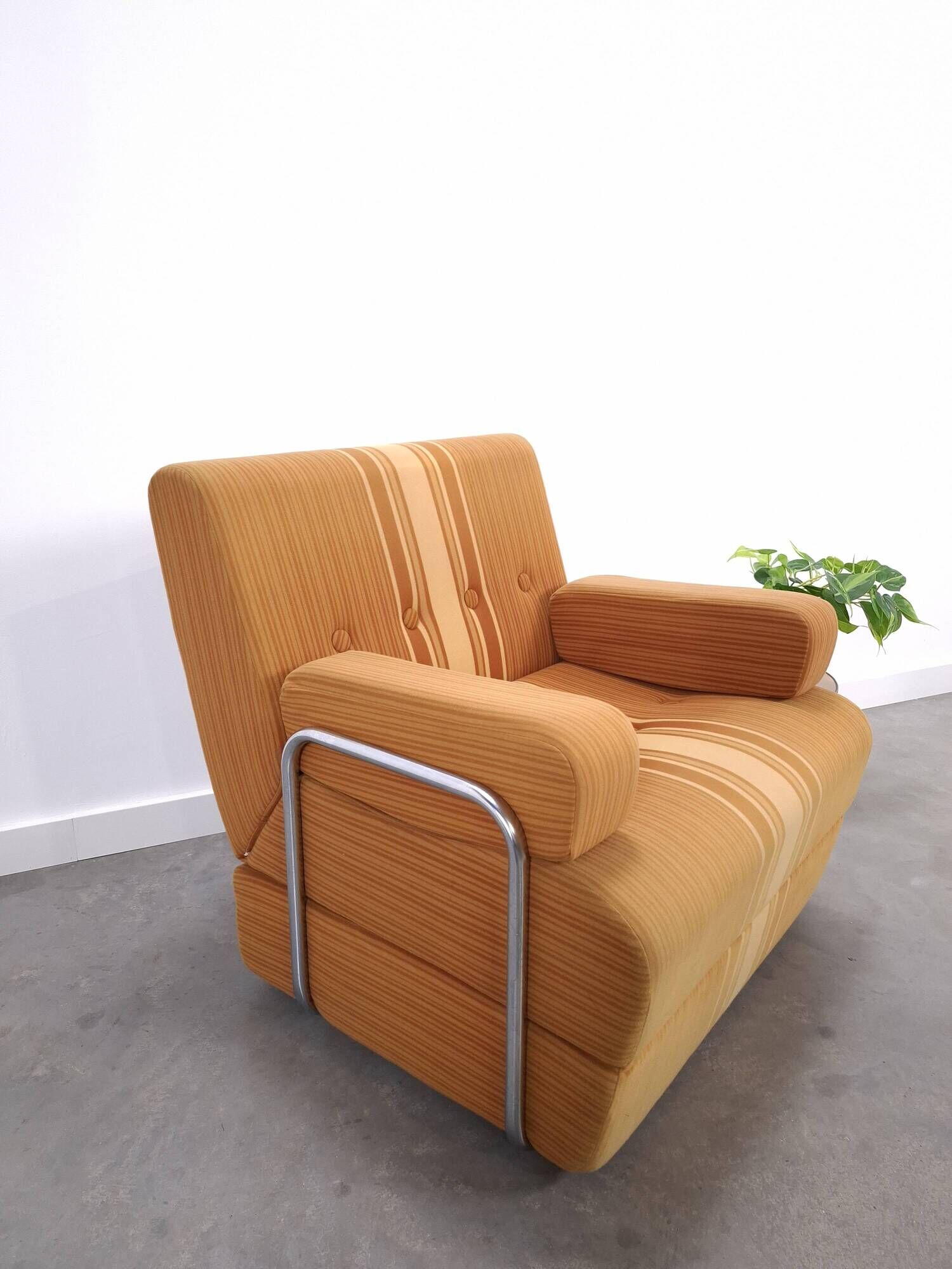 1970s retractable lounge chair in brown stripes with chrome tube frame.