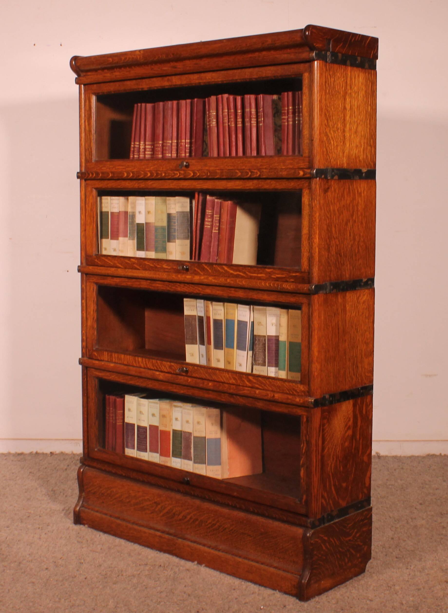 Globe Wernicke Library in oak, consisting of 4 pieces.