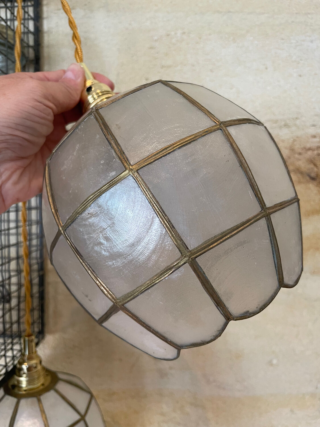 2 lampes baladeuses globes abats-jour nacre et laiton doré vintage