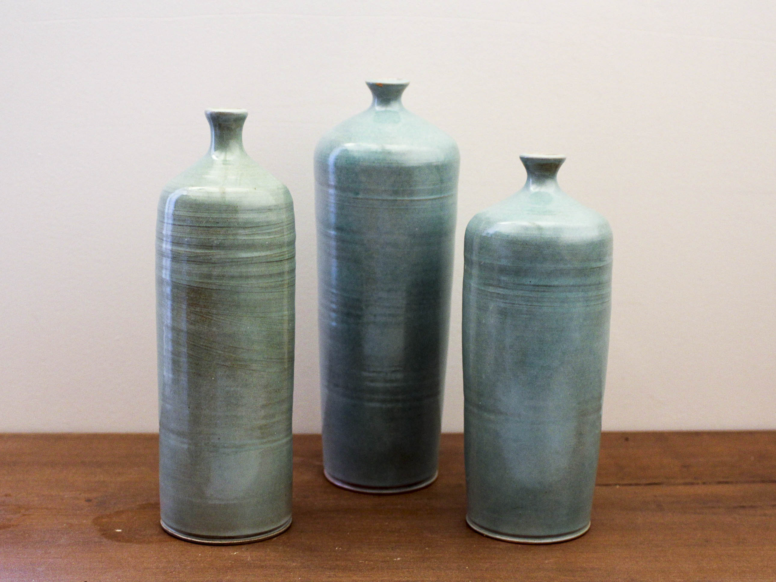 Trio de vases soliflores bouteilles en céramique emaillé