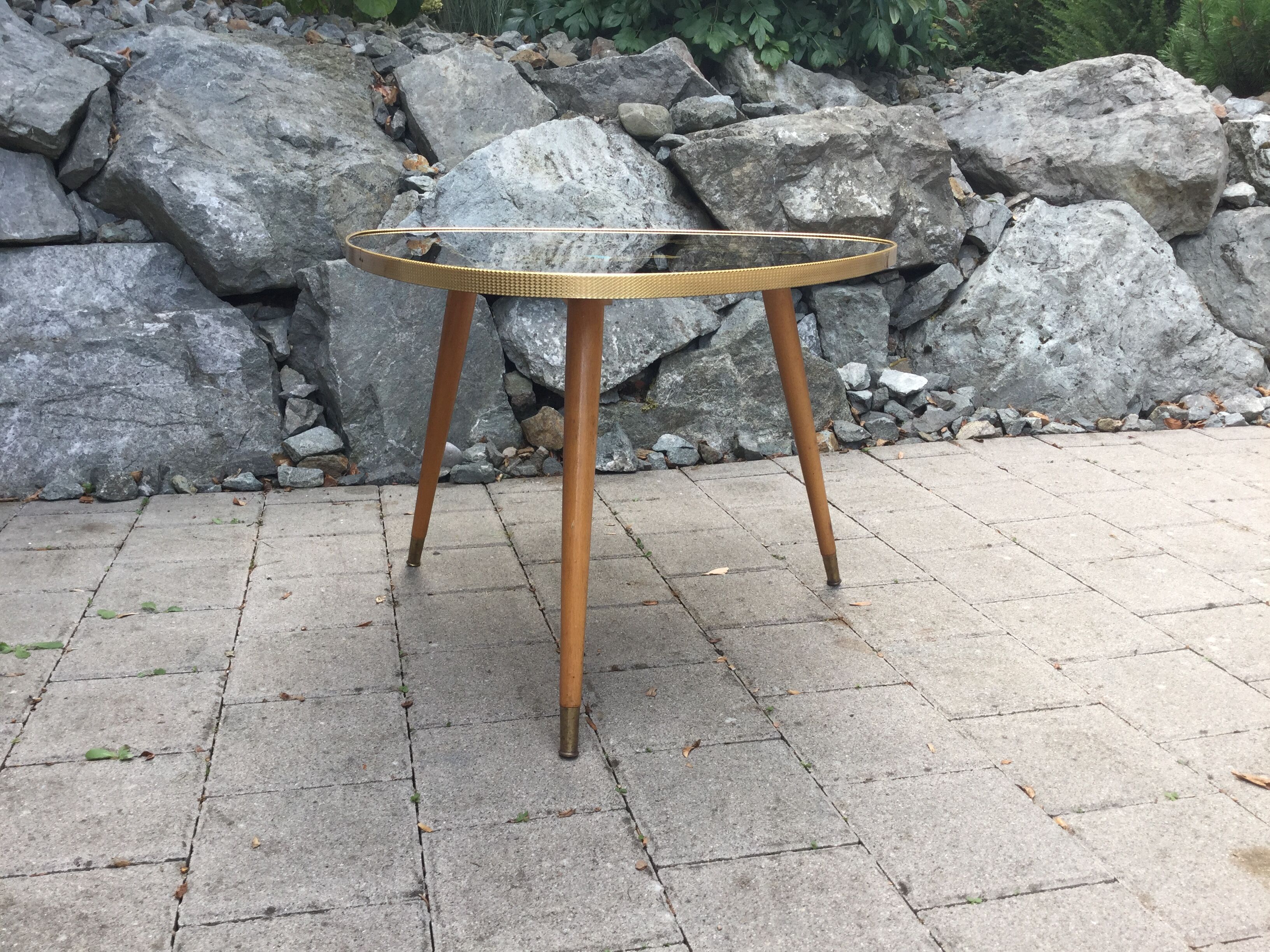 Tripod table presentation