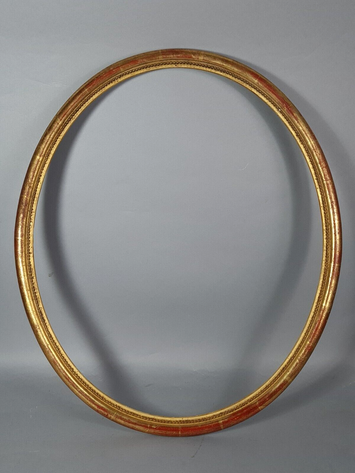 Oval beaded frame nineteenth century wood gilded stucco 69,7x59 foliage 64x54 cm SB