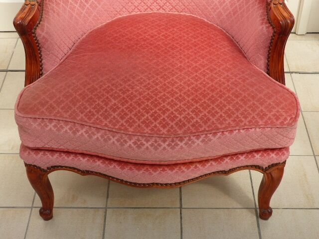 Vintage shepherdess armchair in pink velvet.