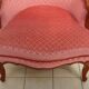 Fauteuil bergère vintage en velours rose.