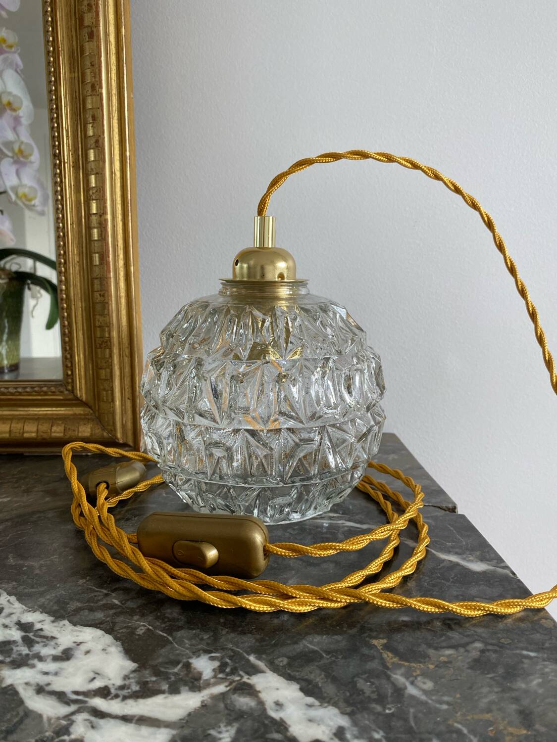 Baladeuse avec globe vintage en verre moulé