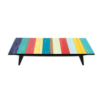 Table basse en bois colorée bleu, vert, jaune, rose et rouge