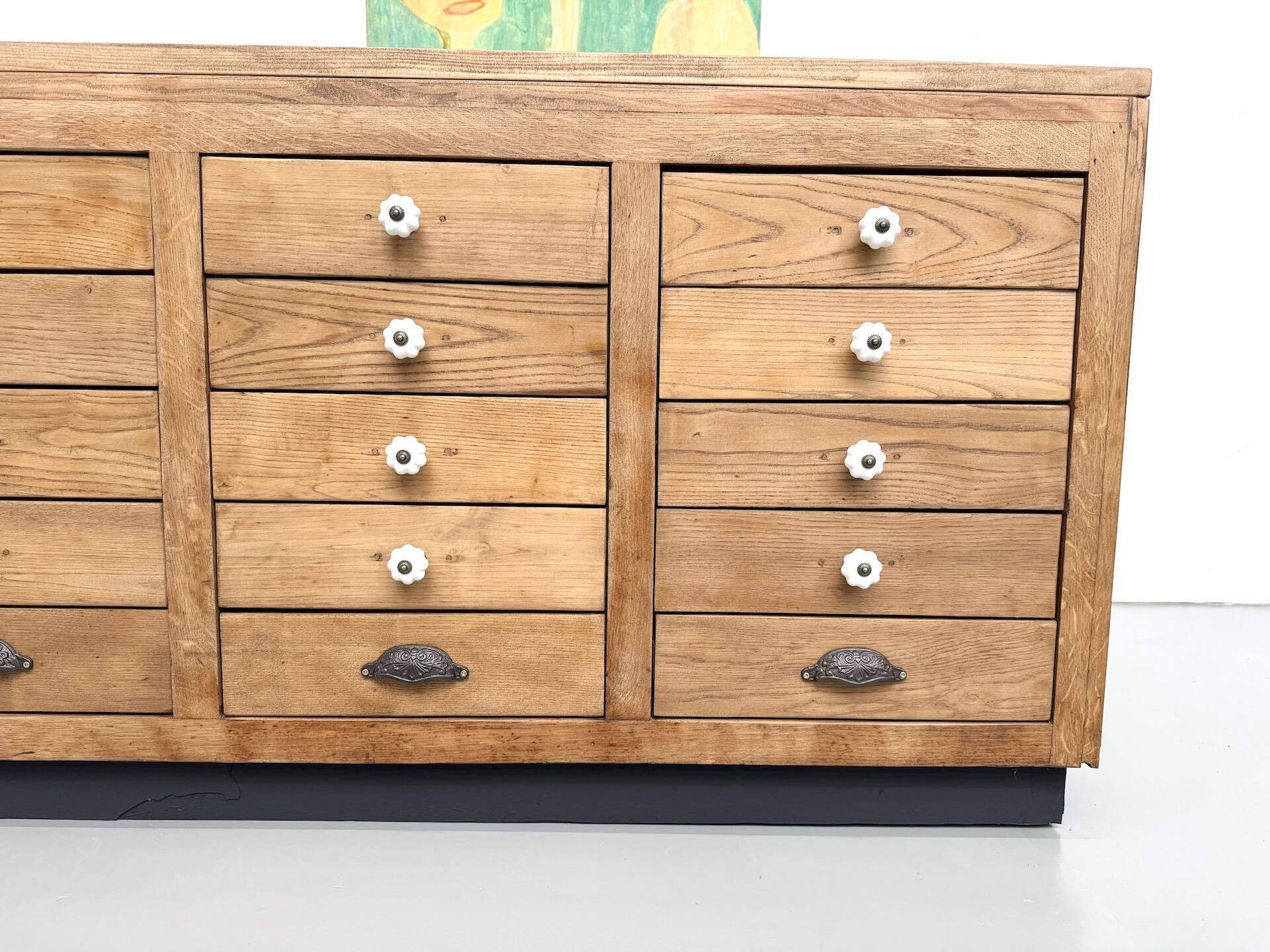 Double-sided display counter with 20 drawers