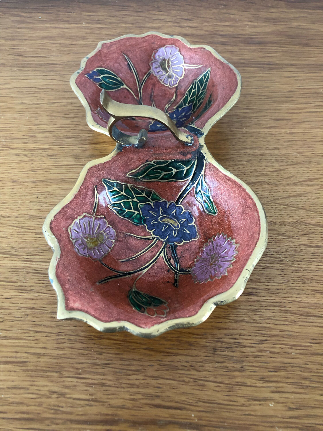 Empty pockets in brass and floral decoration