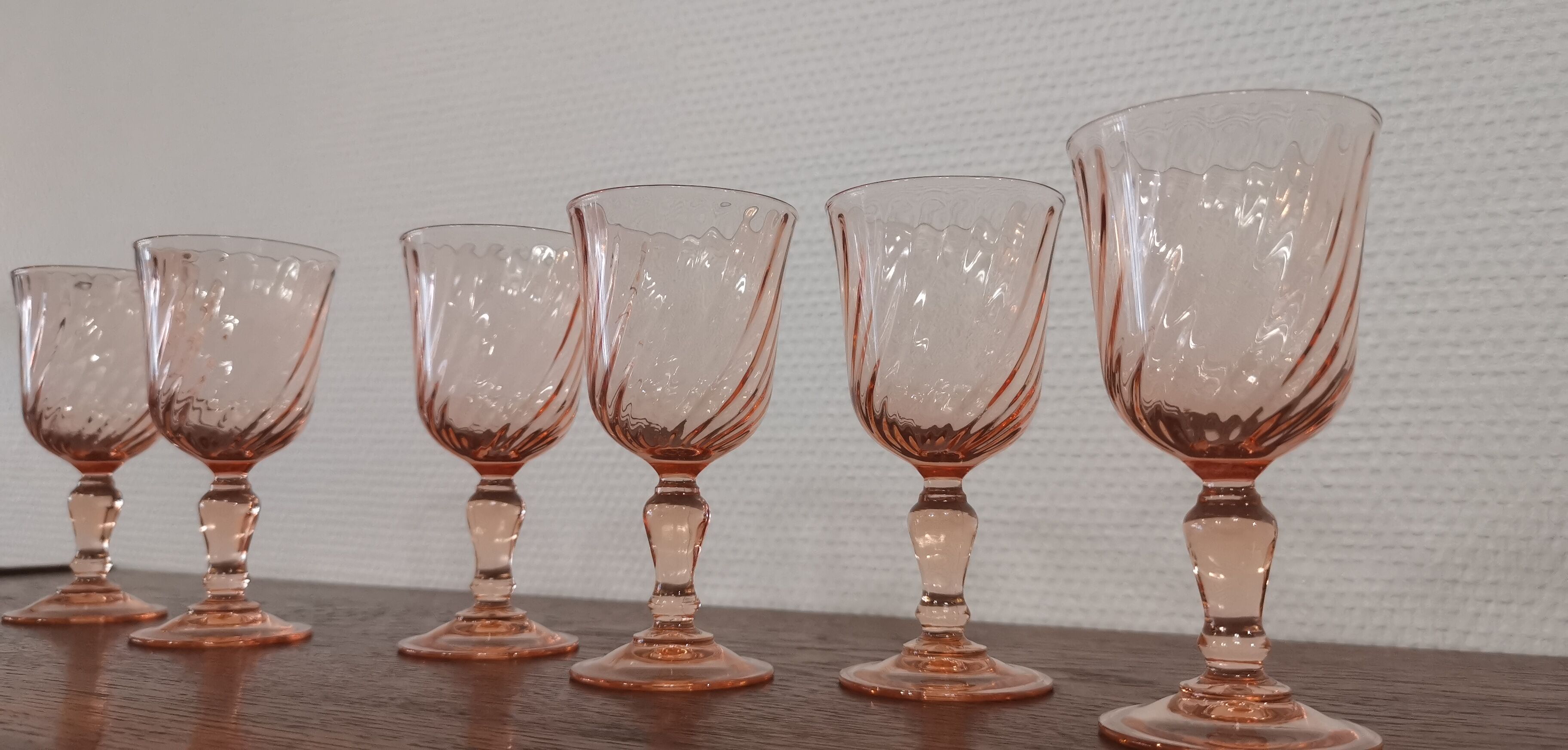 Set of 6 pink twisted white wine glasses "Rosaline" Luminarc France
