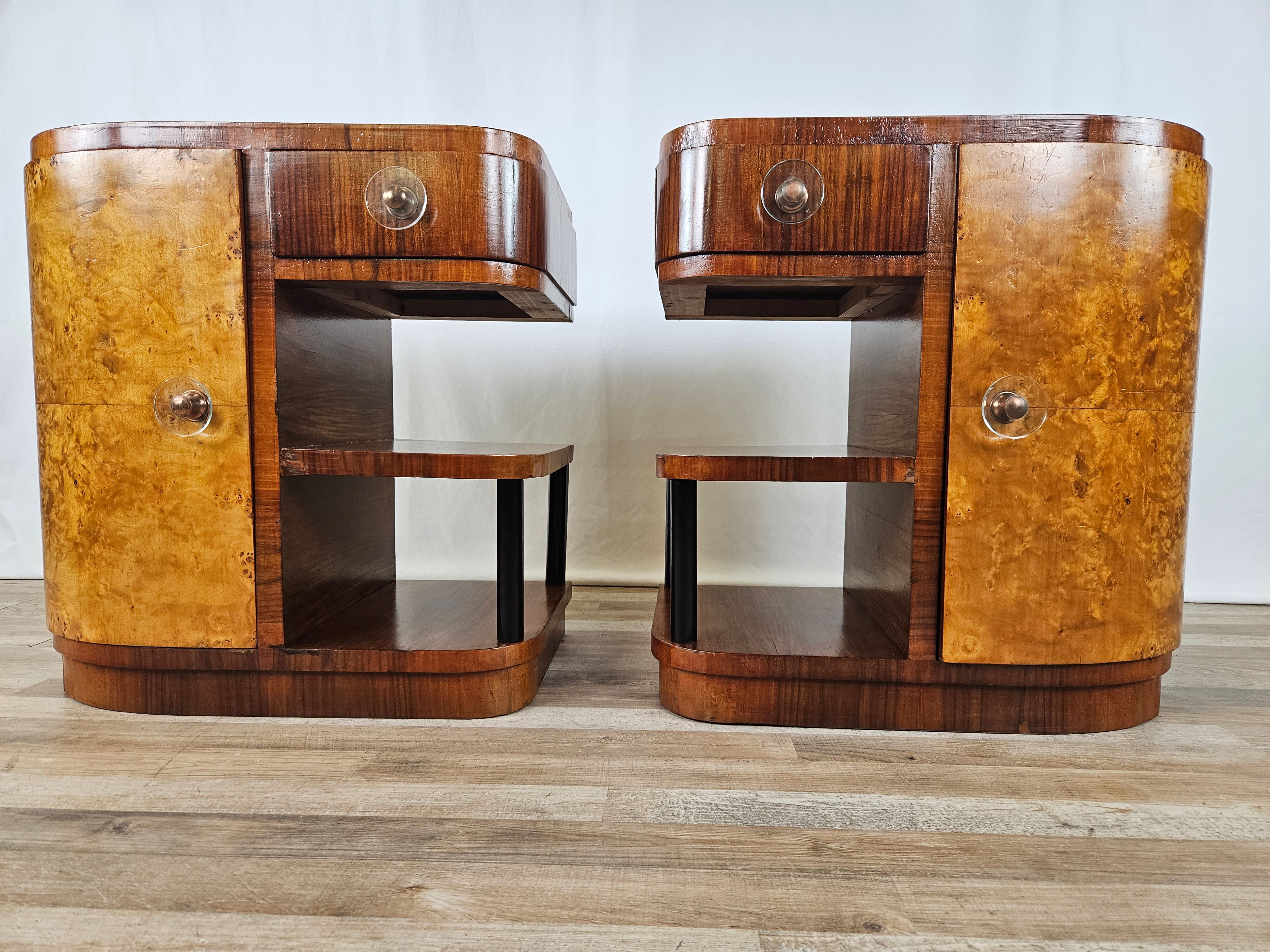 Pair of Art Decò bedside tables in walnut and thuja