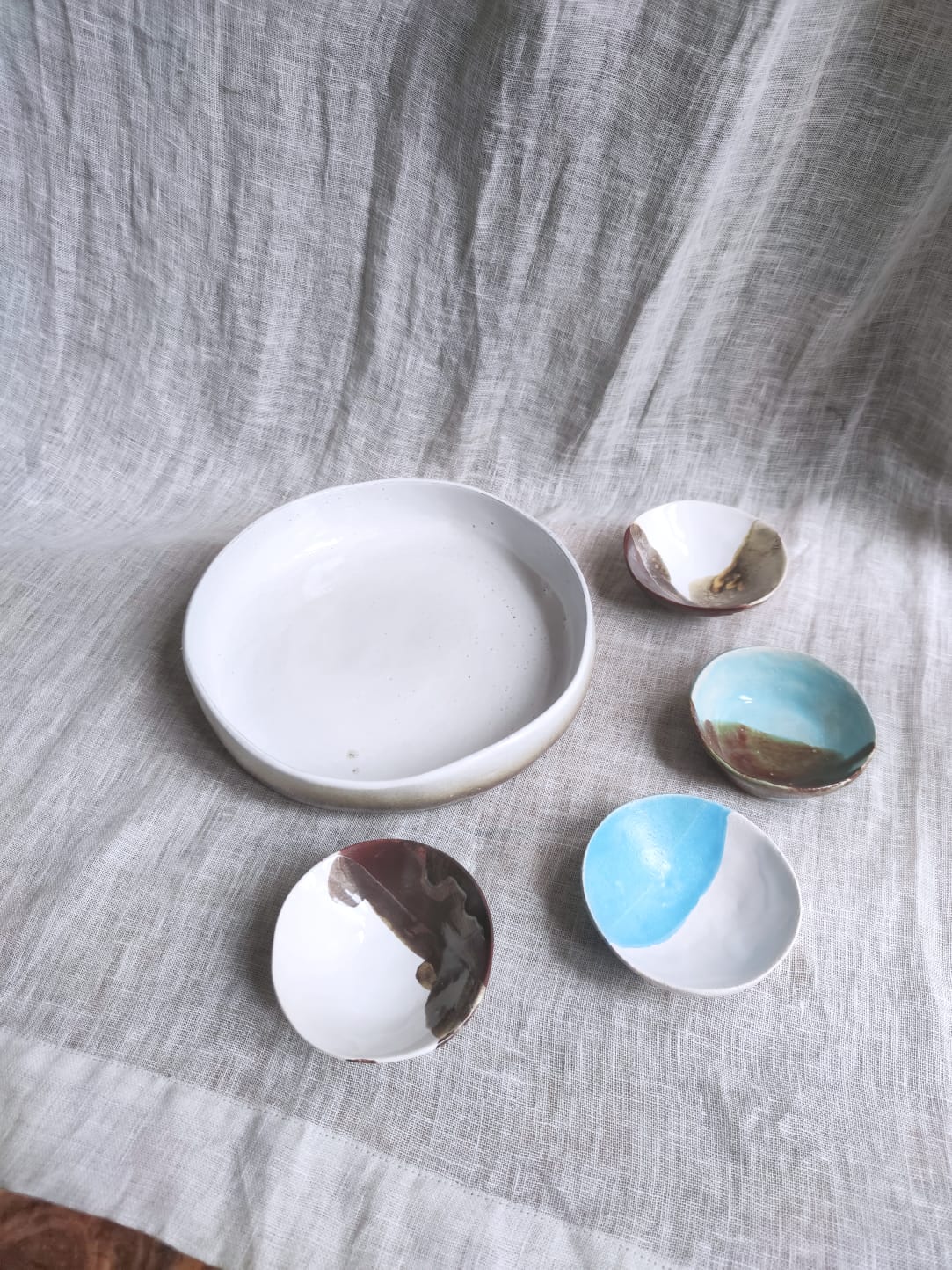 Large dish in white ceramic and earth