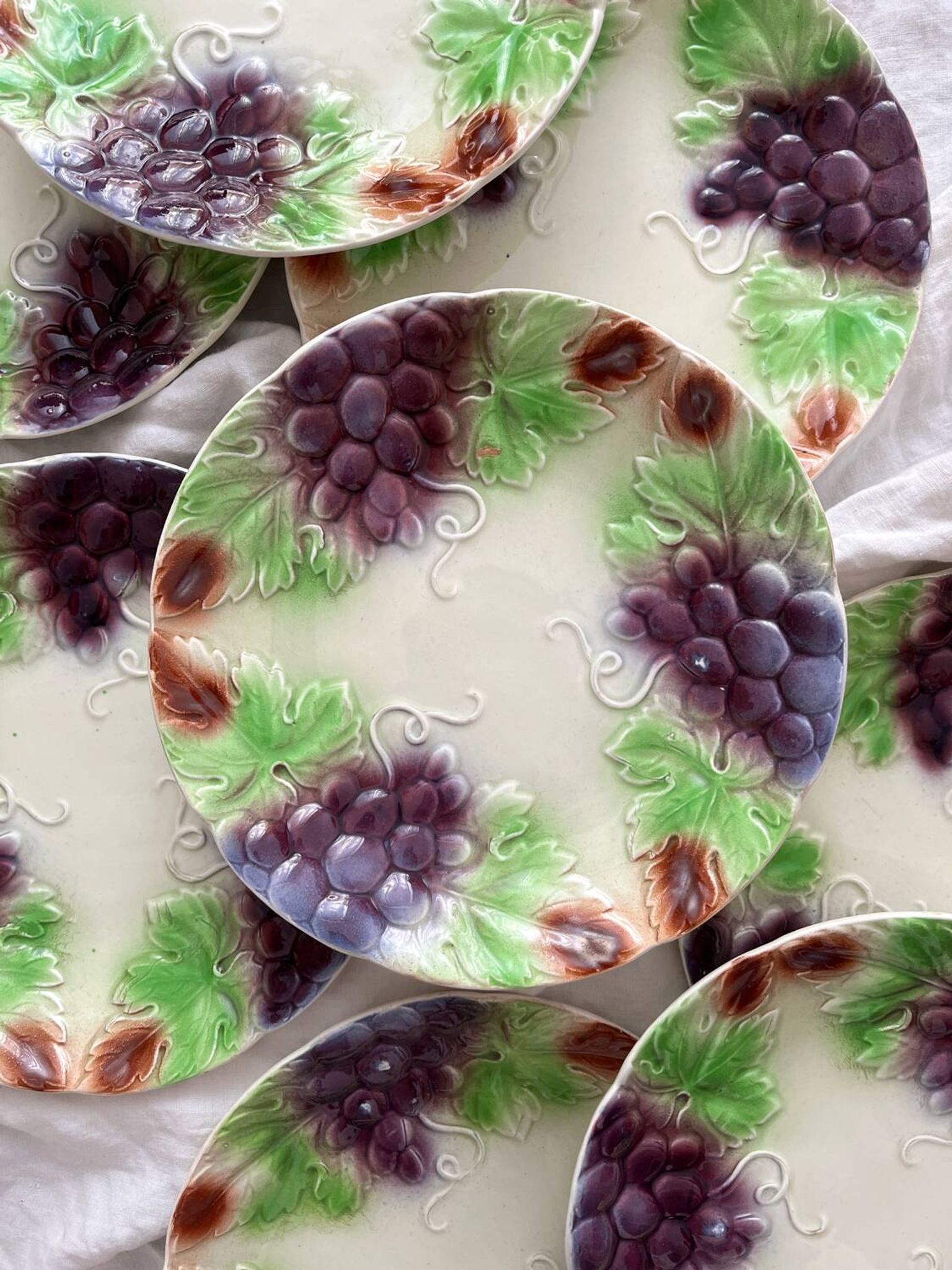 8 assiettes à dessert anciennes faïence en barbotine raisins