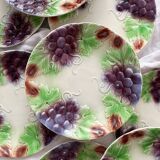 8 assiettes à dessert anciennes faïence en barbotine raisins