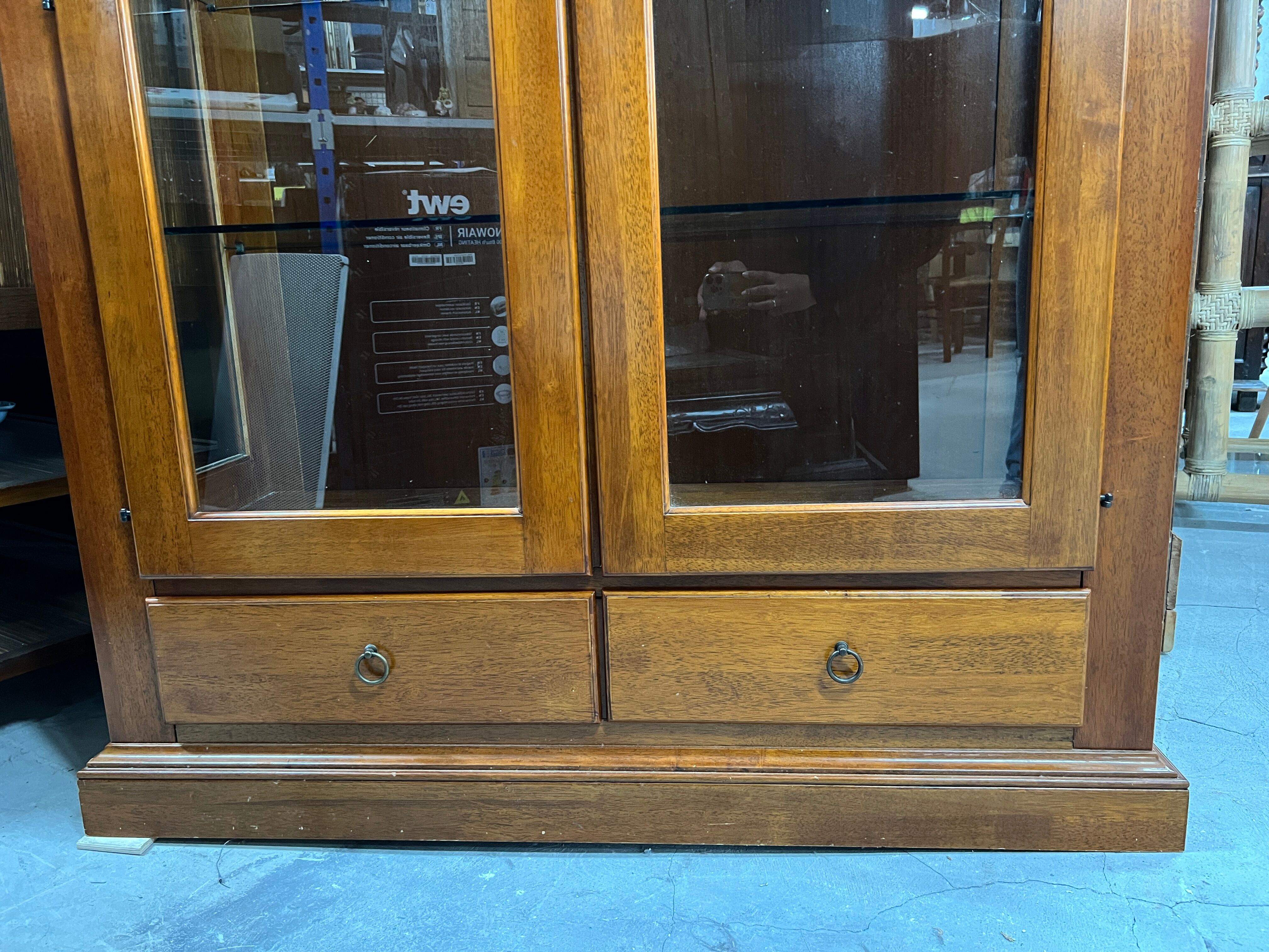 Vitrine en merisier 2 portes / 2 tiroirs