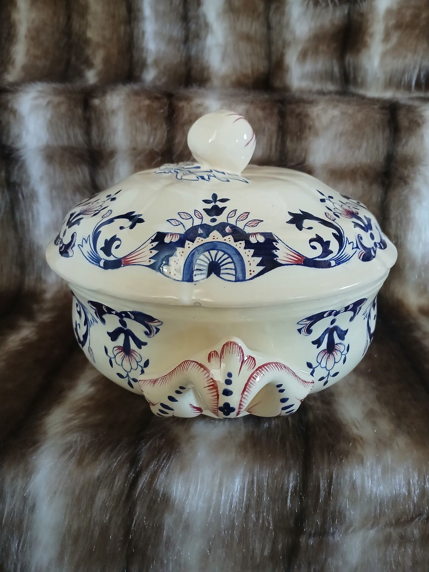 Small soup tureen in Longchamp ironstone.
