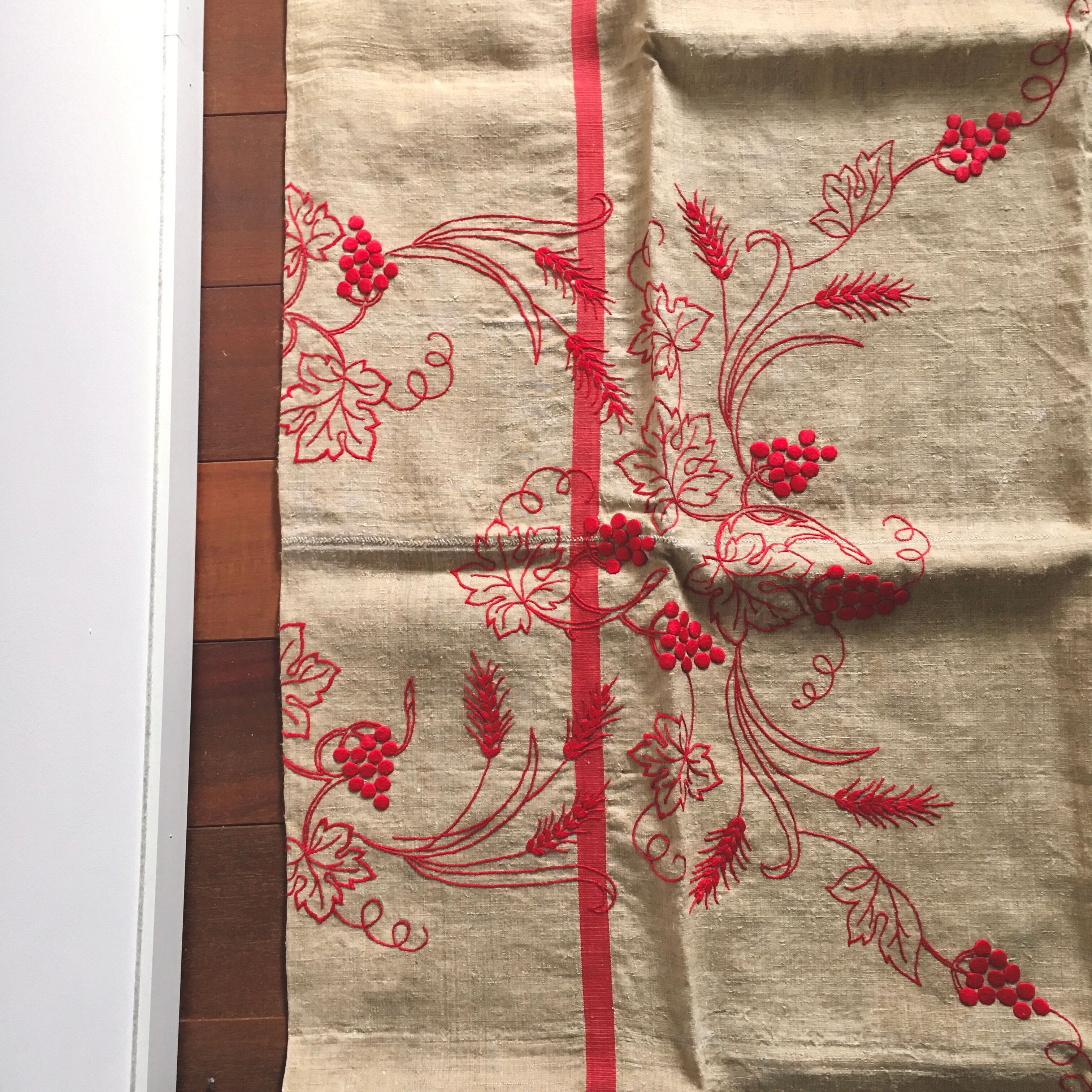 Nappe brodée tissu ancien 131 x 156 cm